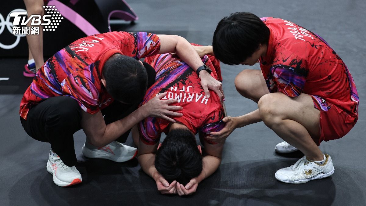 日本桌球男團遭瑞典逆轉後，輸掉最後一點的張本智和（圖中）跪地痛哭。（圖／達志影像路透社）