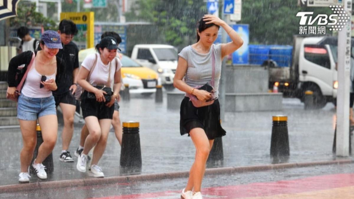 氣象署發布大雨特報。（圖／胡瑞麒攝）