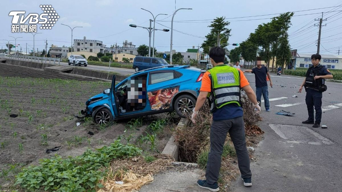 蔡男一車衝入田裡。（圖／民眾提供）