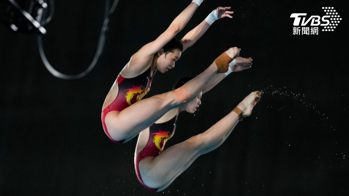 在雙人跳水中，彷彿只有一人跳水的畫面也讓眾人歷歷在目。（圖／達志影像美聯社）