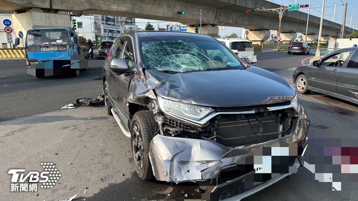 桃園一名員警在上班期間與違規車輛發生碰撞。（圖／TVBS）