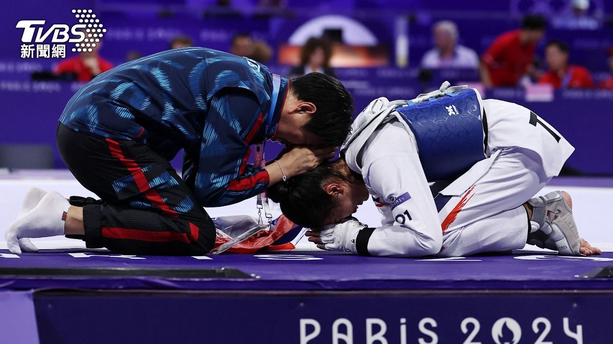 泰國跆拳道女王帕妮帕(右)衛冕金牌成功後,下跪感謝執導她13年的韓國教練。(圖/達志影像路透社)