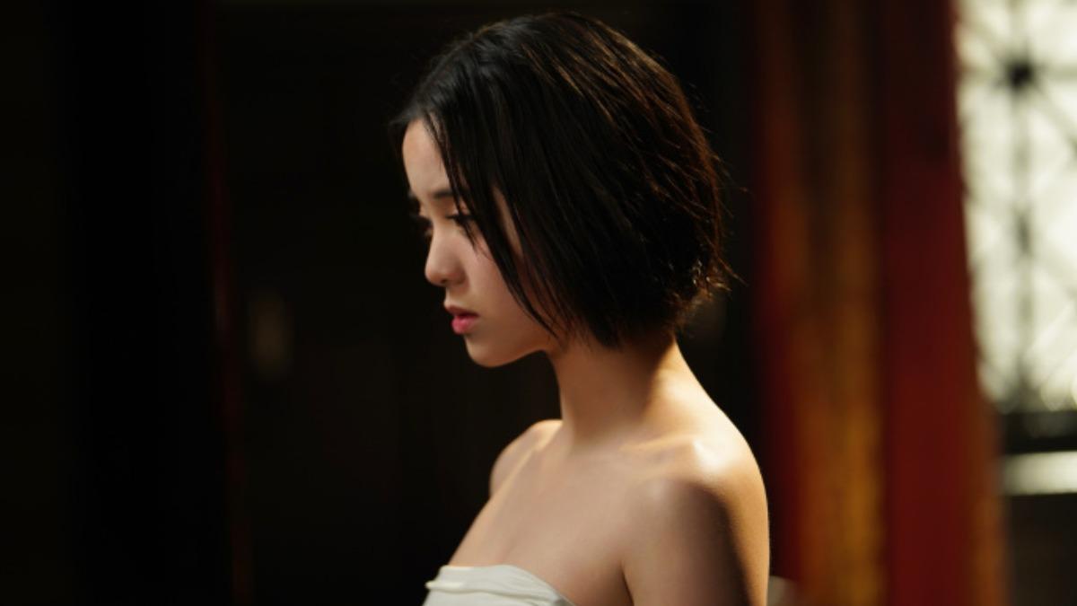 歐陽娜娜頂著極短髮，圍著浴巾模樣曝光。（圖／翻攝自微博）