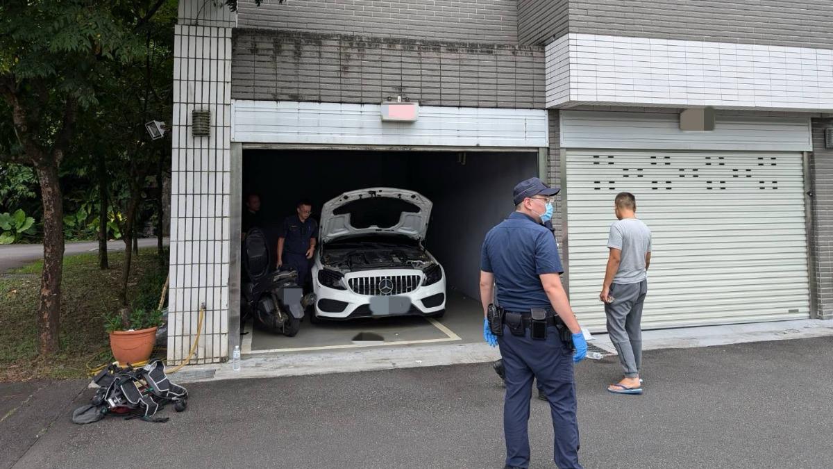 警消到場後立即將車庫鐵捲門開啟通風。（圖／TVBS）