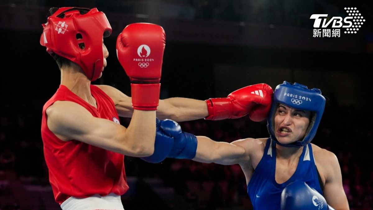 中華隊林郁婷（紅）擊敗土耳其選手卡拉曼（藍）。（圖／達志影像美聯社）