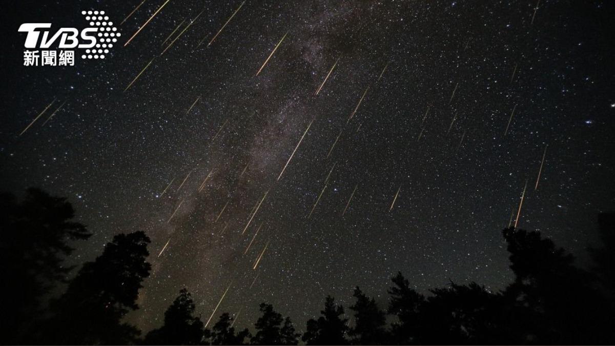 2024英仙座流星雨台灣2地就能看，錯過要再等1年。（示意圖／shutterstock 達志影像）