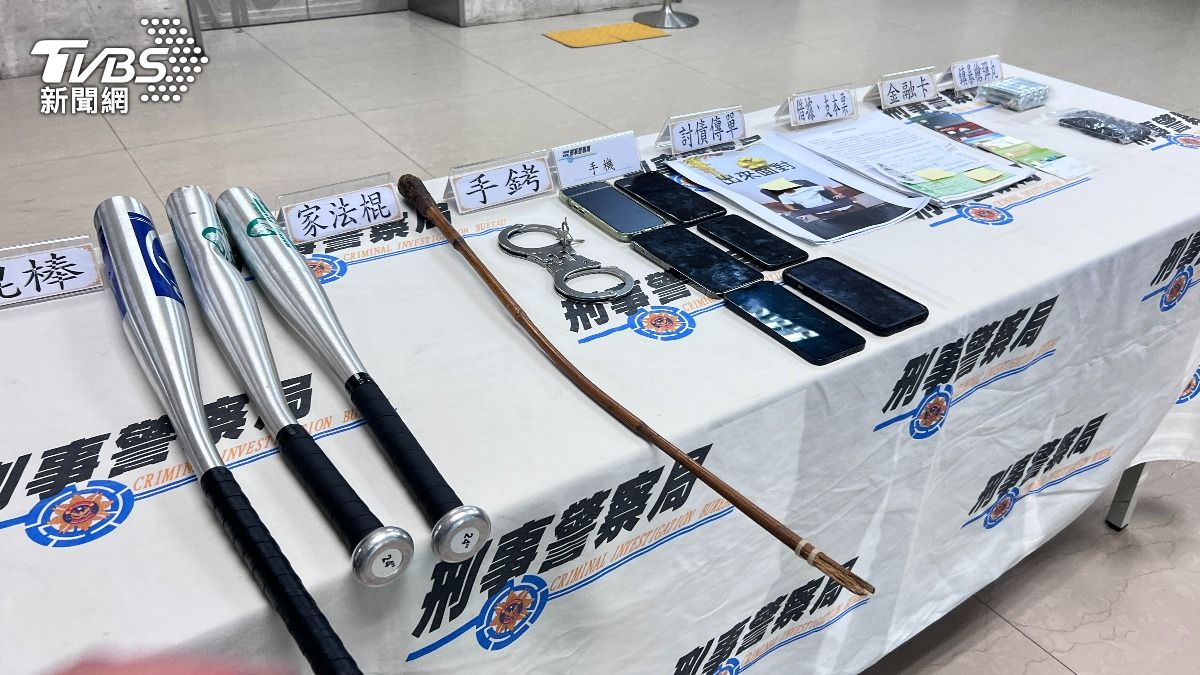 警方查扣施暴證物及詐欺證物。(圖/TVBS)
