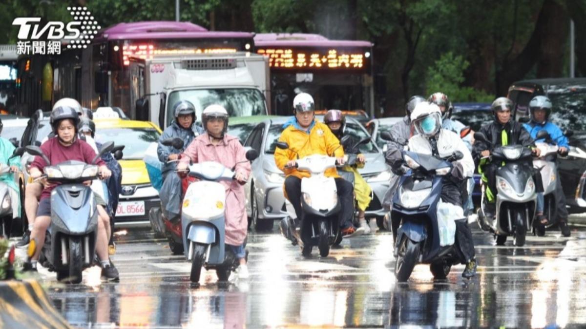 氣象署發布豪雨特報。（圖／張哲鳴攝）