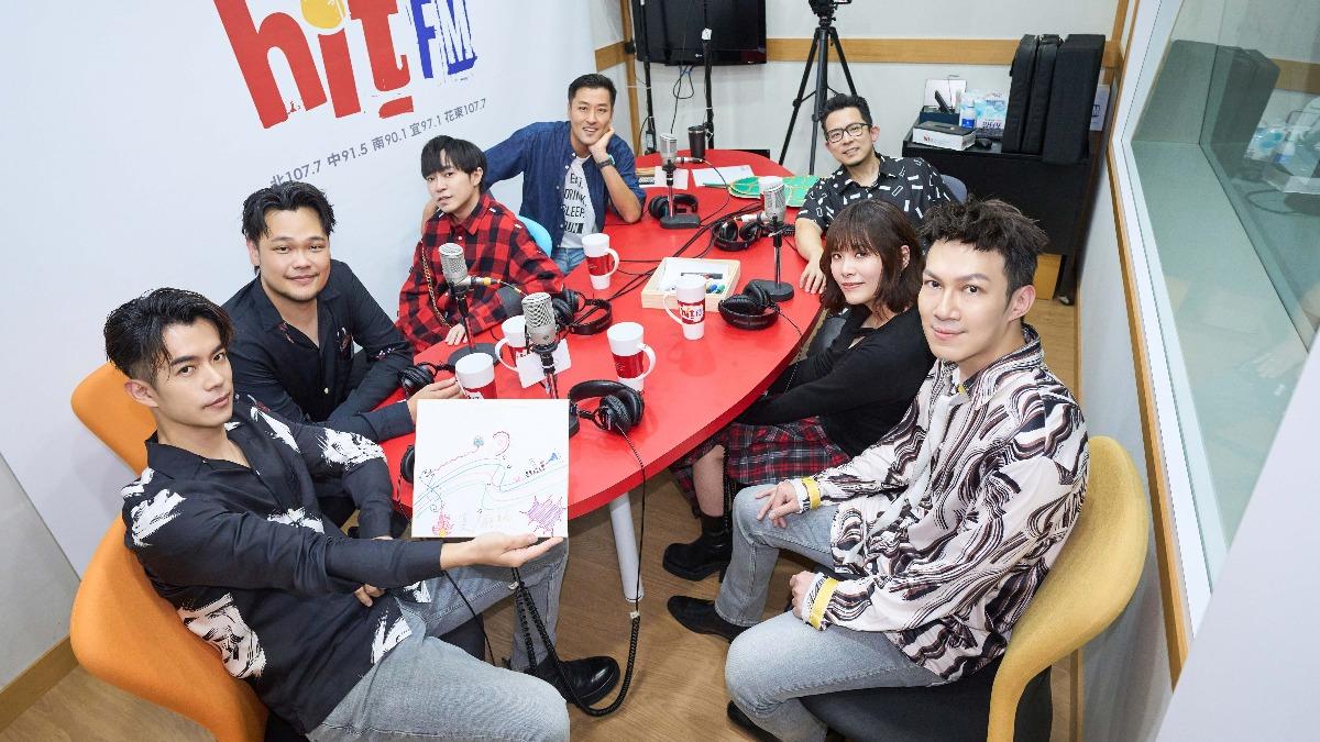 蘇打綠在訪談期間完成「夏/狂熱」的畫作。(圖/Hit Fm聯播網提供)