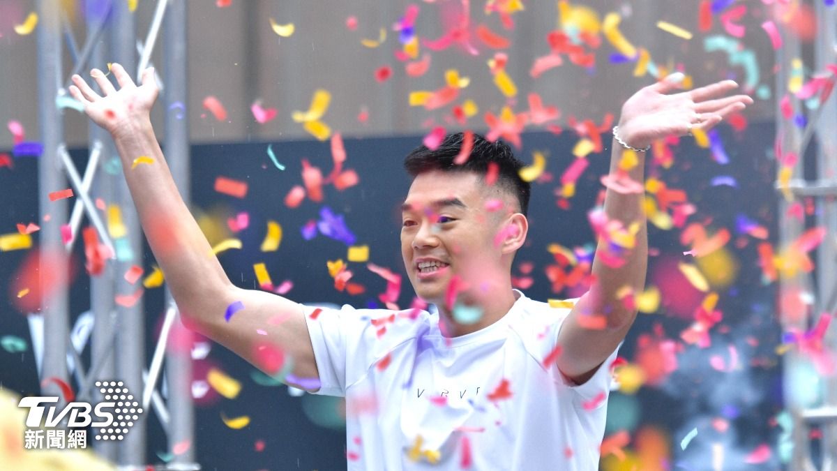 羽球雙打好手王齊麟今天出席台北信義A11見面會，儘管下大雨，仍有不少球迷參加。（圖／胡瑞麒攝）