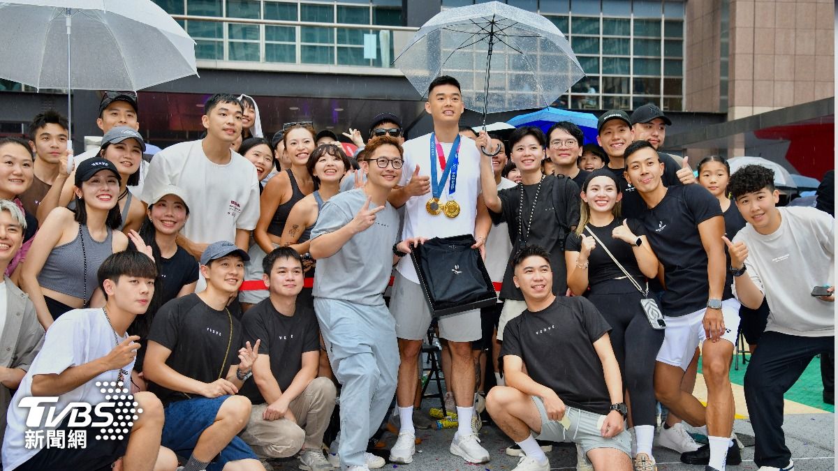 羽球雙打好手王齊麟今天舉辦見面會，儘管下大雨，仍有不少球迷參加。（圖／胡瑞麒攝）