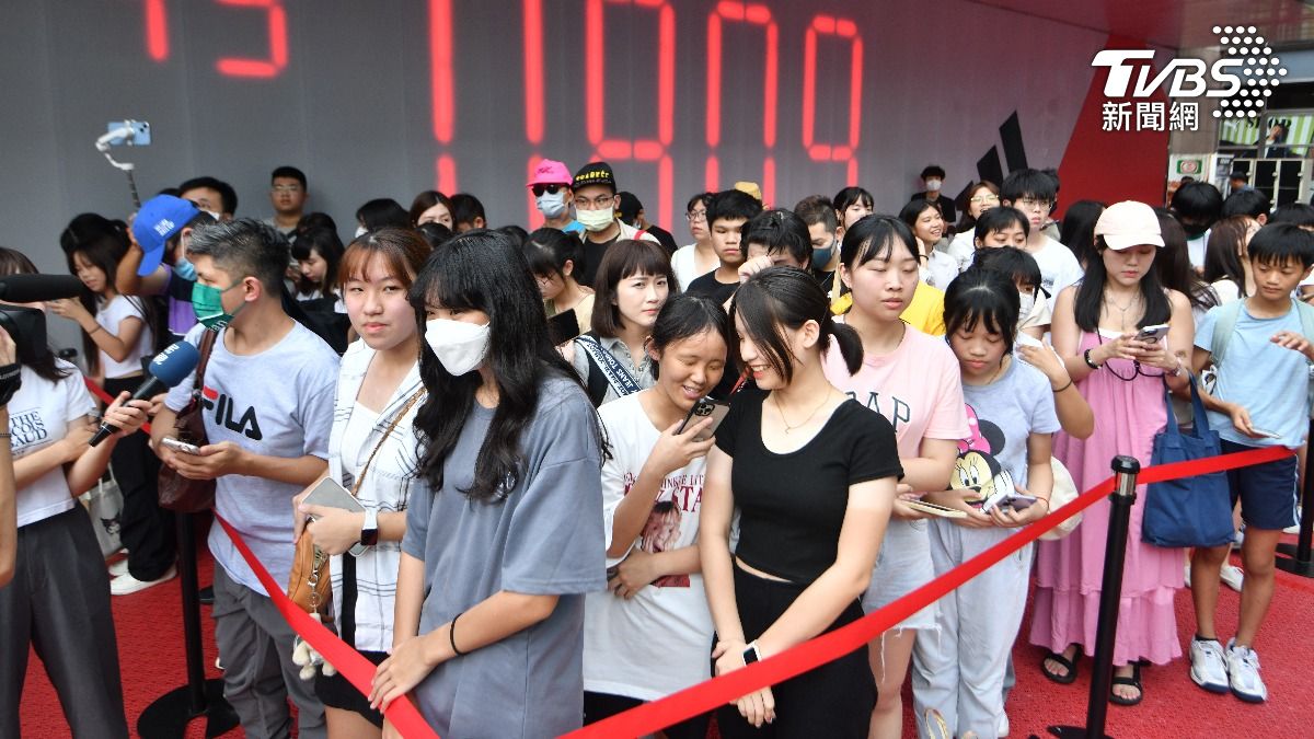 許多球迷在紅龍外想一賭黃金男雙王齊麟的風采。（圖/胡瑞麒攝）