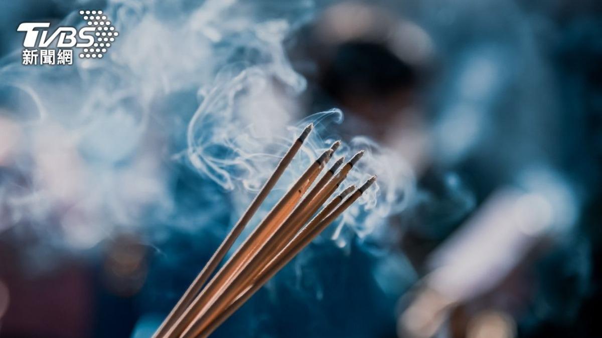 藉由拜拜求平安恐釀空氣汙染。（示意圖／shutterstock達志影像）