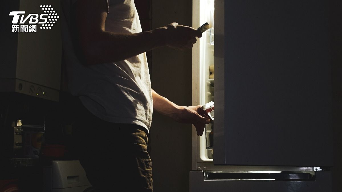 美國一名男子把死去的父親藏在冰箱裡。（示意圖／Shutterstock達志影像）