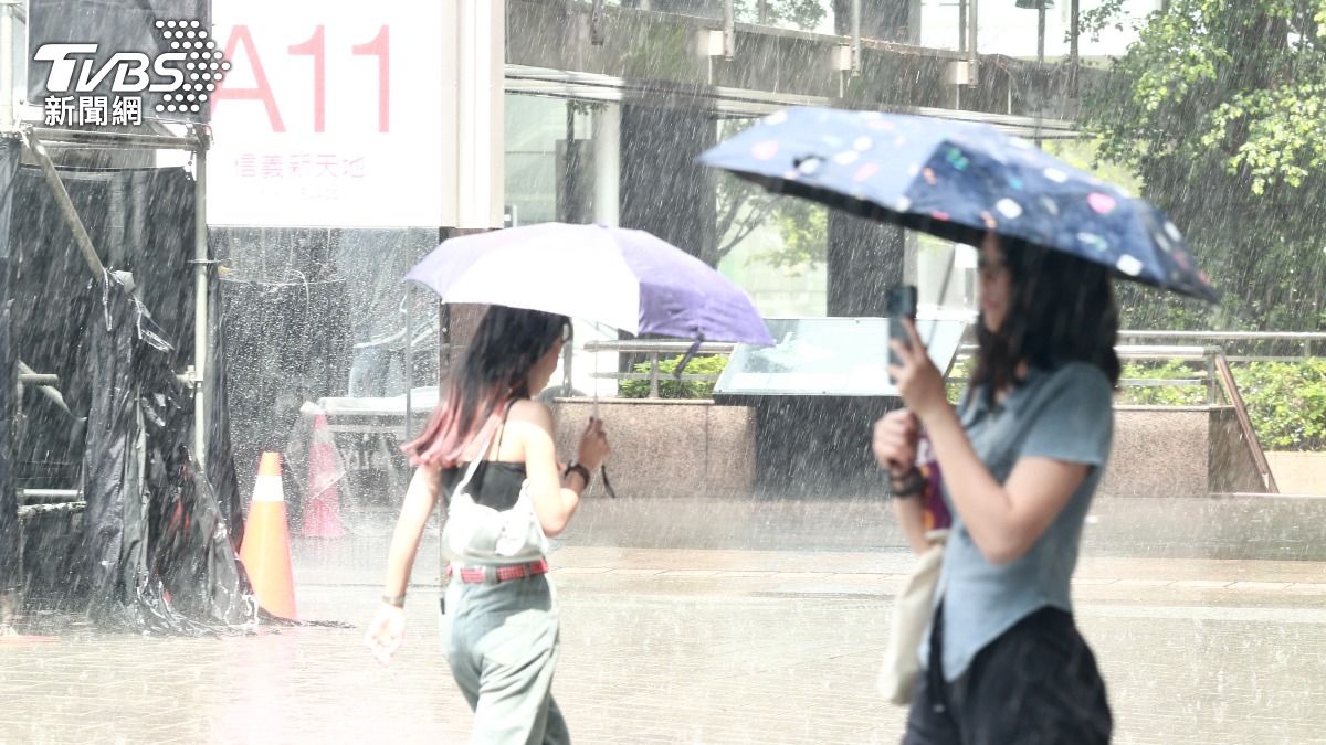 信義區午後雷陣雨。（/圖 黃城碩攝）