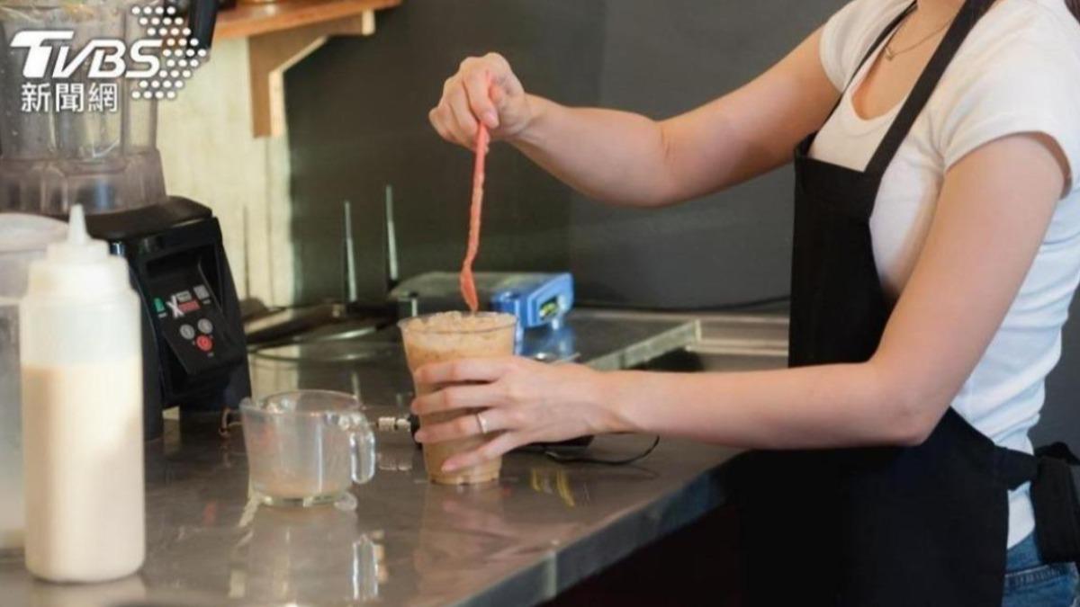 飲料店員說小姐飲料好了，竟惹得對方投訴。（示意圖，非當事人／shutterstock 達志影像）