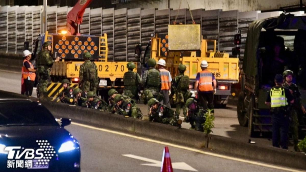 憲指部官兵日前演習時，在橫跨新店溪的華翠橋上實施封橋演練的畫面引發討論。（圖／胡瑞麒攝）