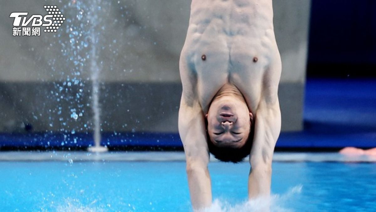 玉井陸斗最後一跳上演「水花消失術」，跳出99.00的全場最高分。(圖／達志影像路透社)