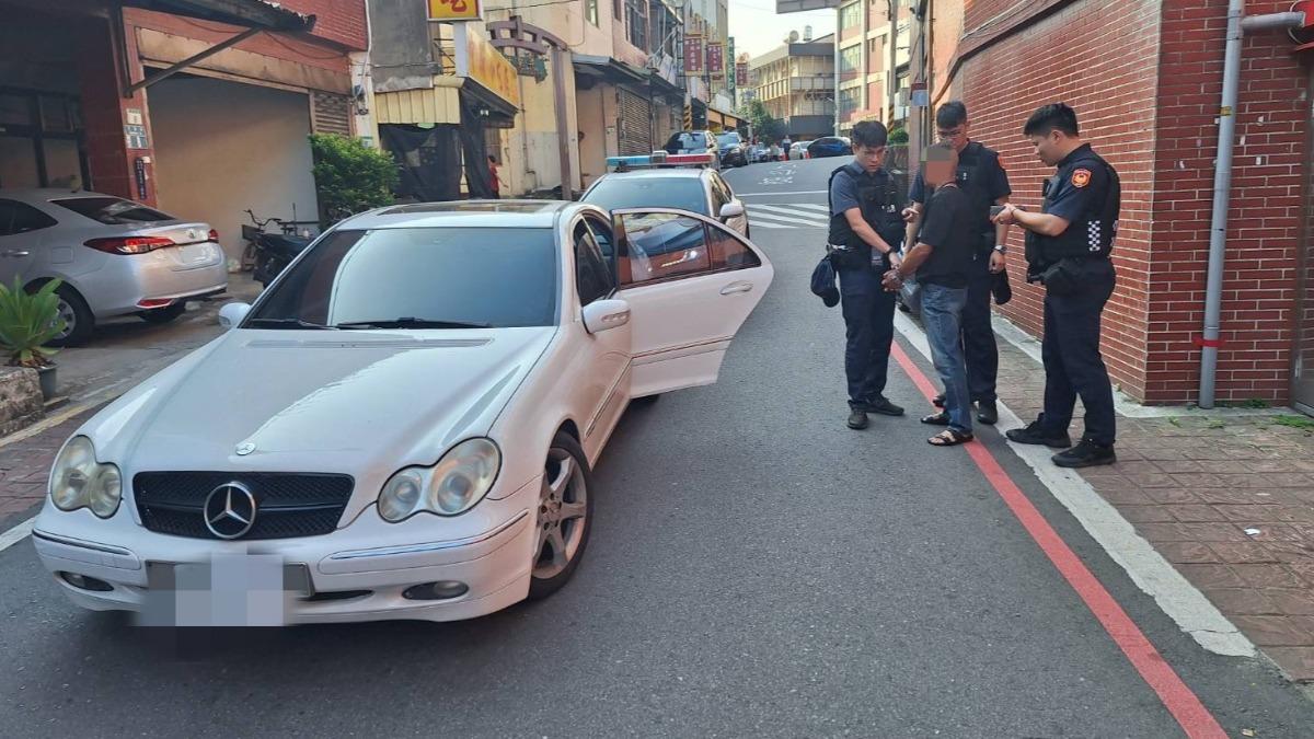 警方查獲男子行為後，將偽造車牌拆下。（圖 / 翻攝自桃園市政府警察局大園分局臉書）