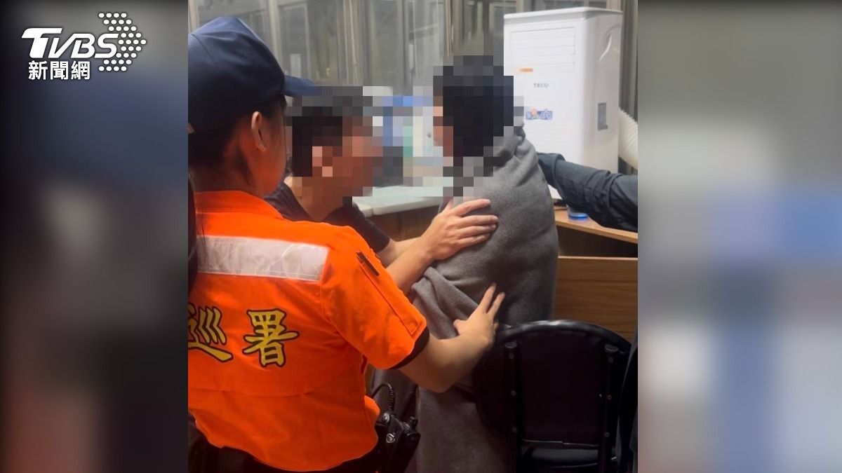 女子上岸後,第三岸巡隊提供毛毯保暖避免失溫,送往醫院治療無大礙。(圖/TVBS)