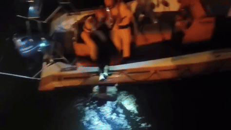 今日凌晨0時10分女子因不明原因墜海。(圖/TVBS)