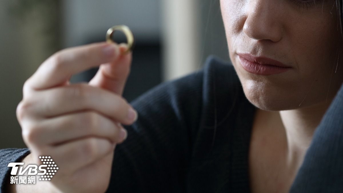 女友認為，男方多出一點才能凸顯有擔當。（示意圖，非當事人／shutterstock達志影像）