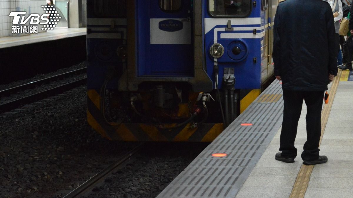 松山火車站今天有婦人意外跌入軌道。（示意圖／Shutterstock達志影像）