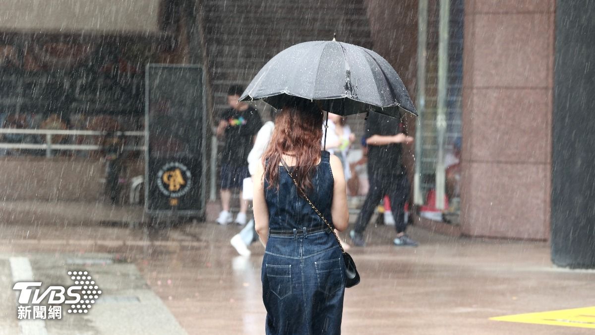 大雷雨狂轟。（圖／黃城碩攝）