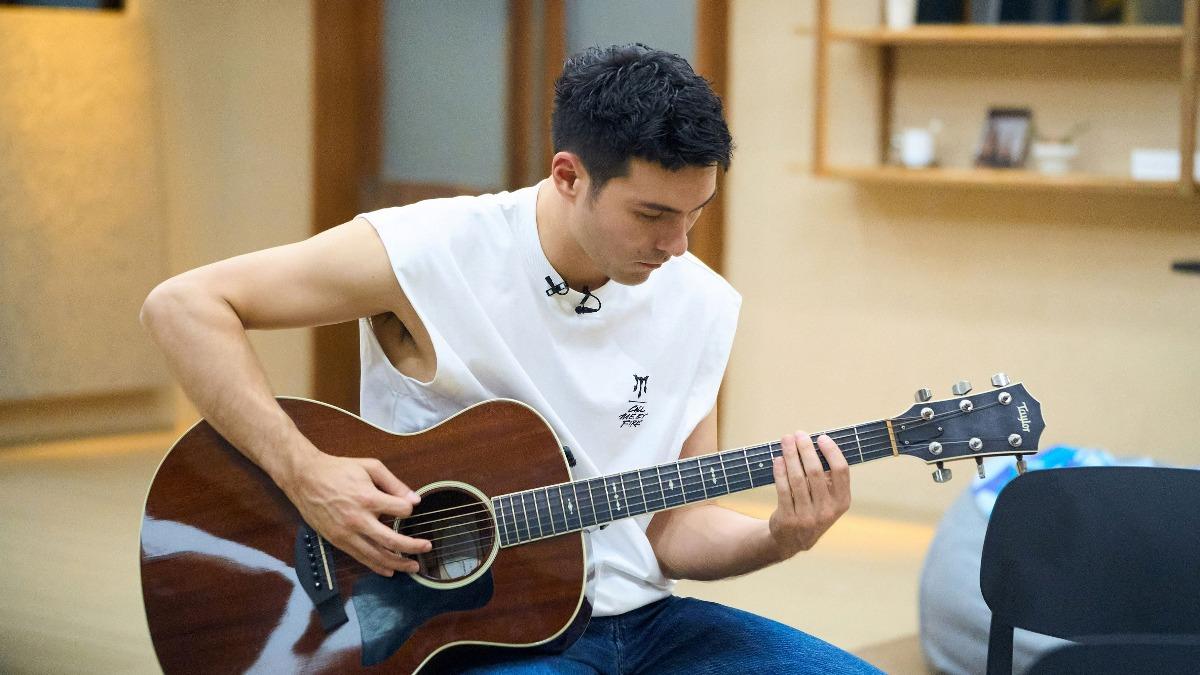 鳳小岳展現彈吉他才華。（圖／芒果TV《披荊斬棘》提供）