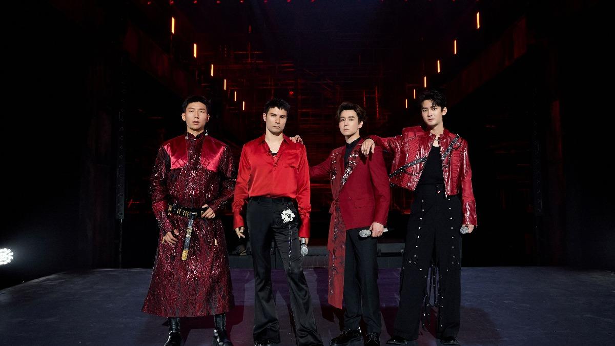 阿如那（左起）、鳳小岳、王一哲和熊梓淇組團演出開場團秀。（圖／芒果TV《披荊斬棘》提供）