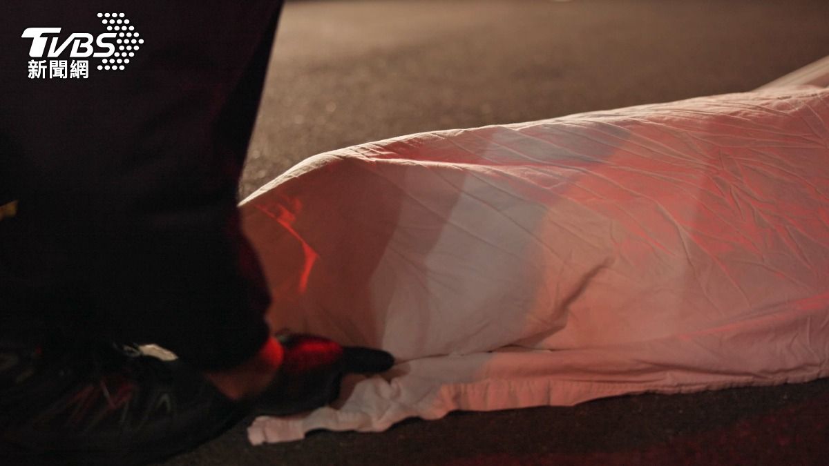 香港女子意外跌落馬路遭公車輾過身亡。（示意圖／Shutterstock達志影像）