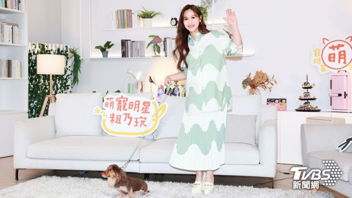 吳姍儒帶著寵物「呵喜」出席記者會。(圖/趙世平攝)