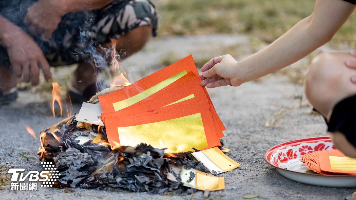 基隆一名男子凌晨在馬路上燒金紙且未使用金爐。（示意圖，非當事人／shutterstock 達志影像）