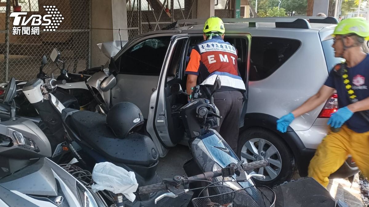 成大校外下午驚傳車禍。（圖／TVBS）