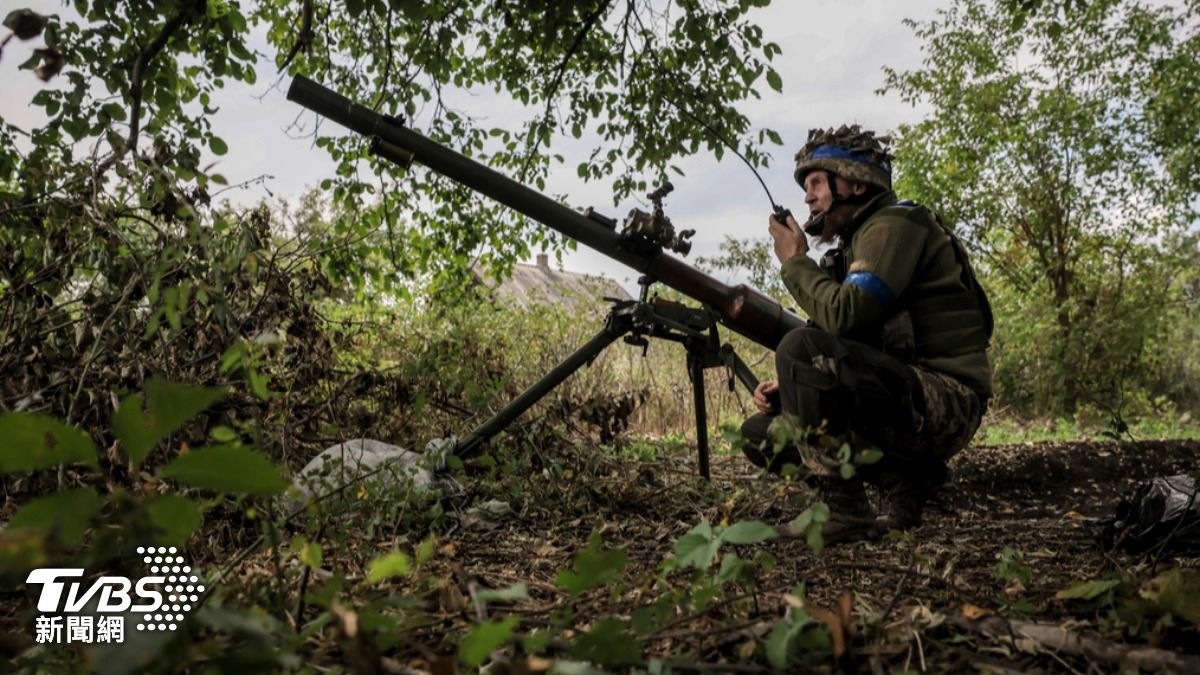 烏克蘭士兵在俄羅斯基地安裝發射反坦克榴彈發射器。（圖／達志影像美聯社）