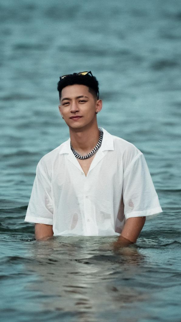 吳霏下海拍攝。(圖/環球音樂提供)