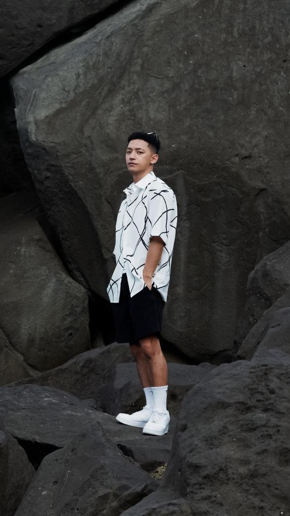 吳霏人發起「#在你頭上戴個w挑戰」。(圖/環球音樂提供)