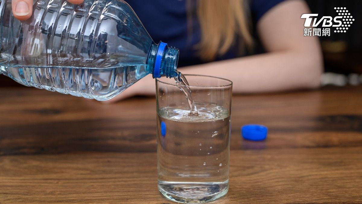 過量飲水會導致低血鈉，甚至造成腦部水腫等危險。（示意圖／shutterstock達志影像）