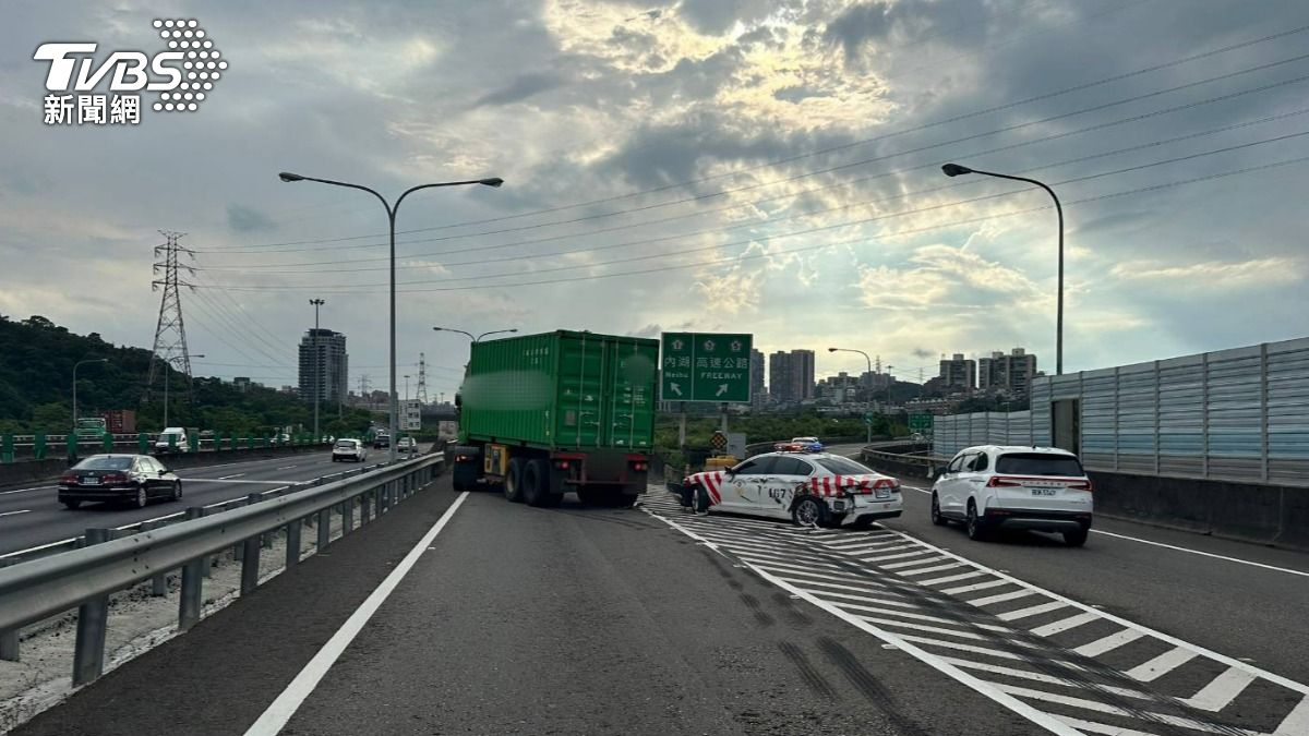 國道紅斑馬遭聯結車碰撞。（圖／TVBS）