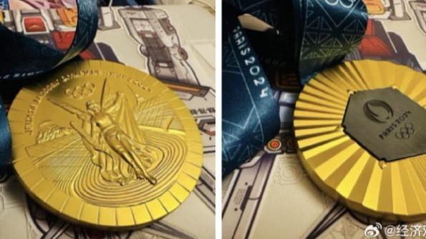 有網友在微博上秀出購買的「奧運金牌」。（圖／翻攝自微博）