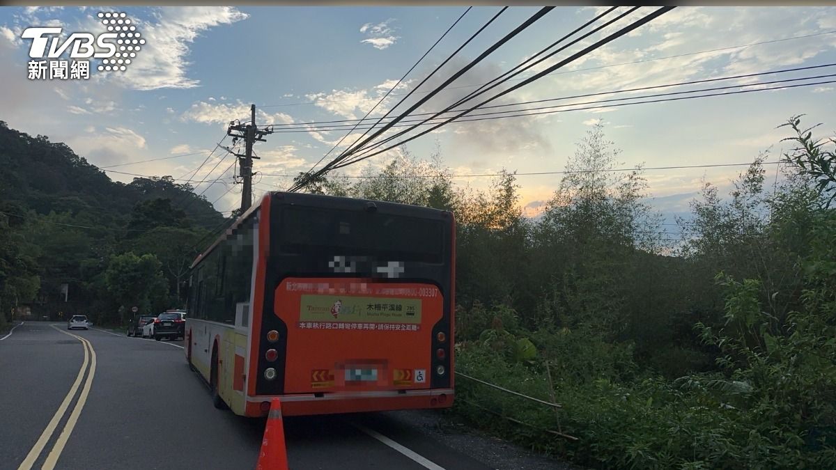 婦人準備返家時遭公車撞飛。（圖／TVBS）