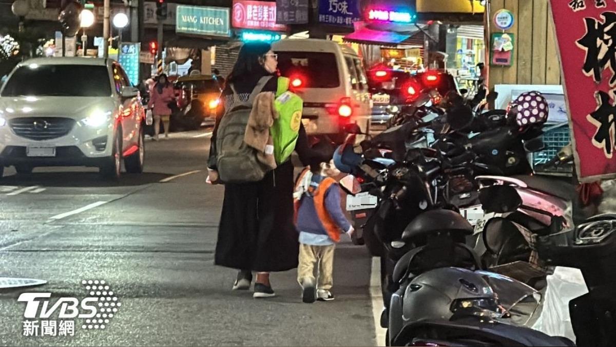 台灣人行道不足，導致行人必須跟車爭道。（圖／TVBS資料畫面）