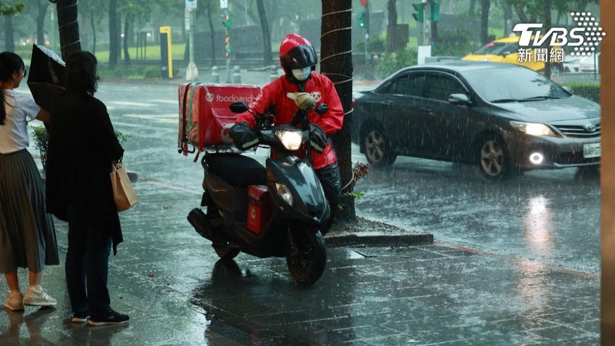 午後雷陣雨開炸。（圖／黃城碩攝）