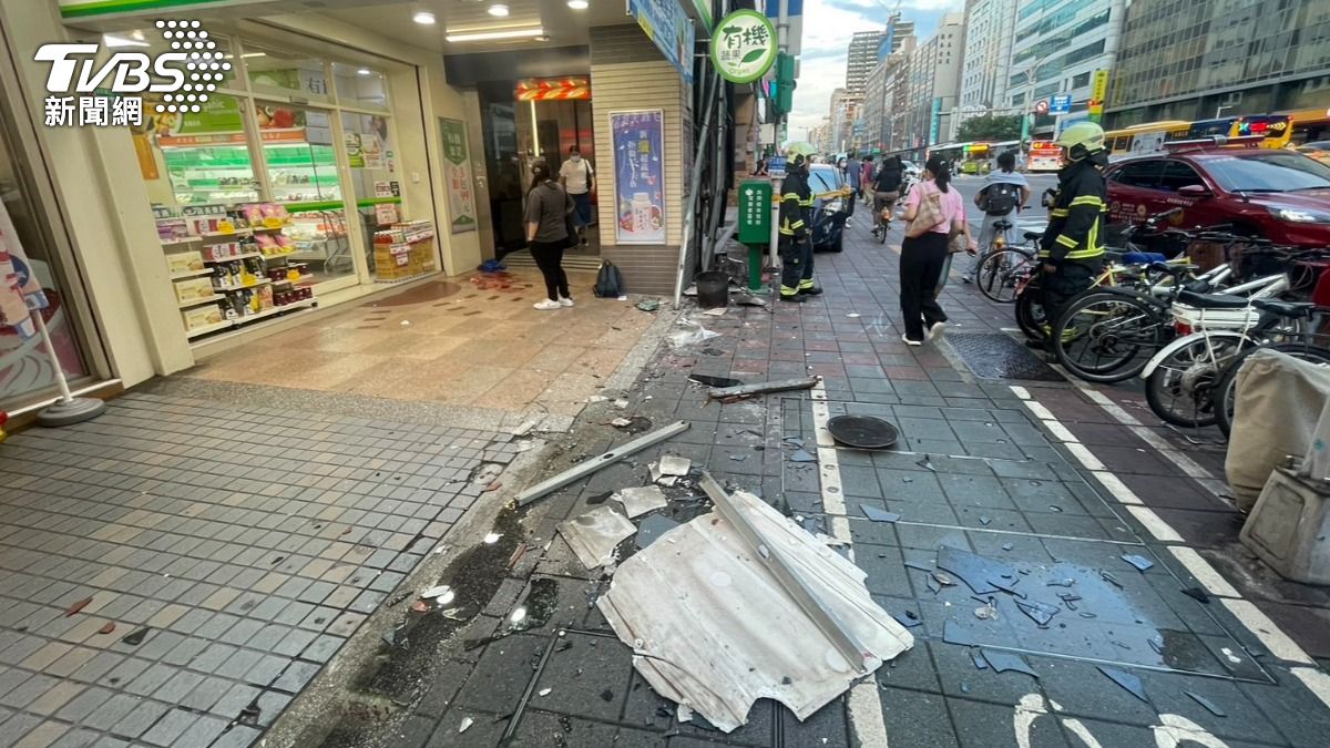 小轎車暴衝上人行道，導致1死2傷悲劇。（圖／TVBS）