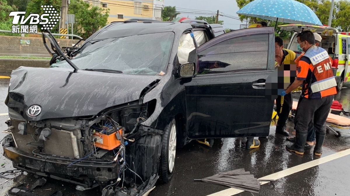 車輛失控自撞護欄，車身受損嚴重，而車上的母子也一度受困。（圖／TVBS）