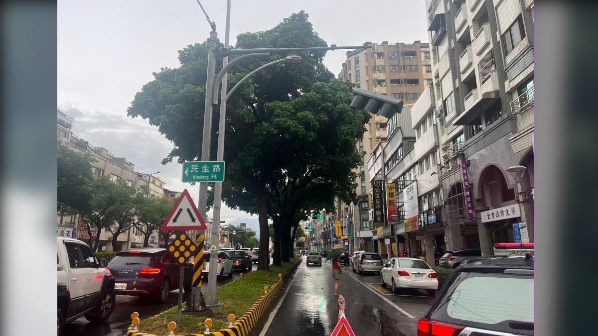 宜蘭羅東紅綠燈懸掛空中。（圖／民眾提供）