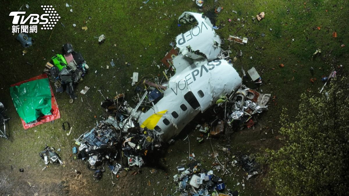 巴西沃帕斯航空公司ATR72客機墜毀，現場遺留眾多碎片與殘骸。（圖／達志影像美聯社）