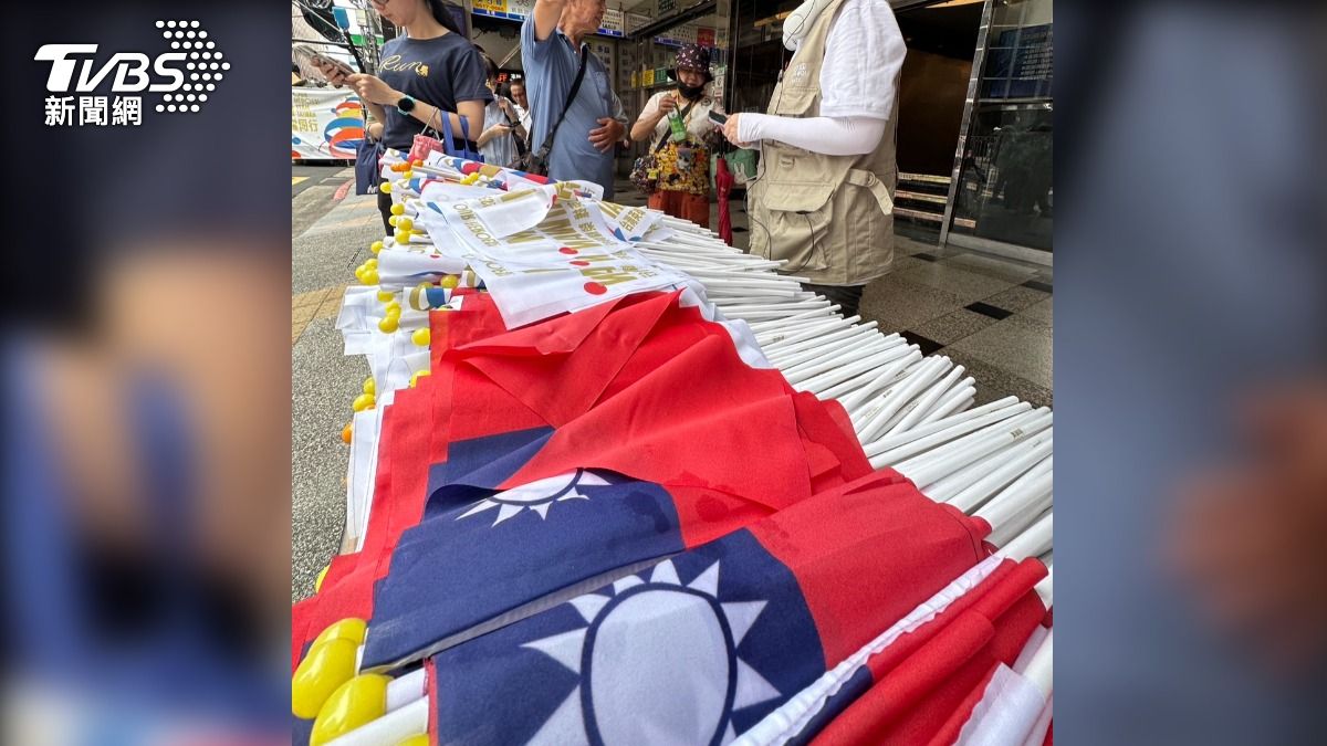 7處物資站也提供國旗、英雄旗供民眾索取。（圖／區國強攝）