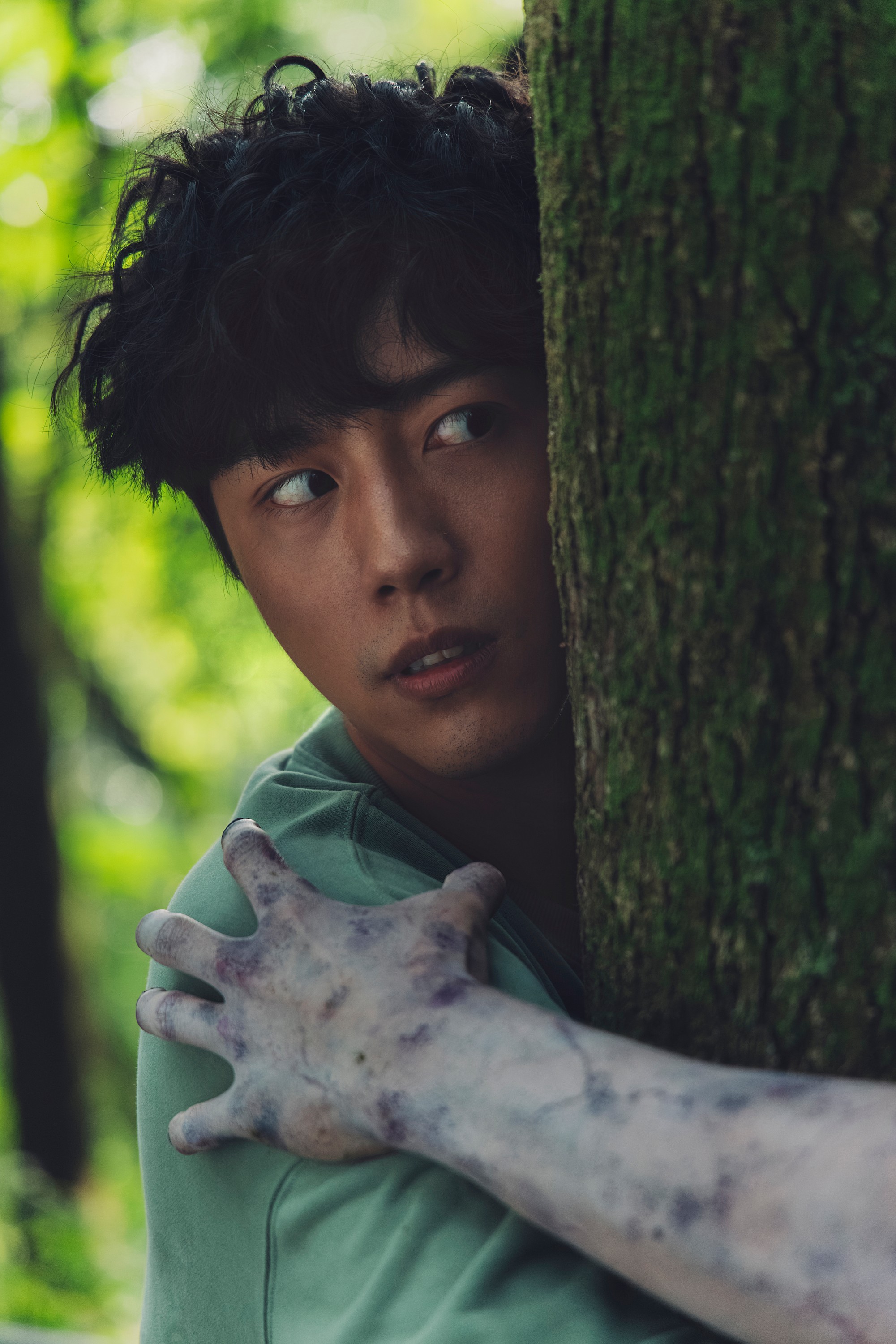 蔡凡熙飾演的通靈少年在夢境中被鬼手抓住。(圖/逆光電影股份有限公司提供)