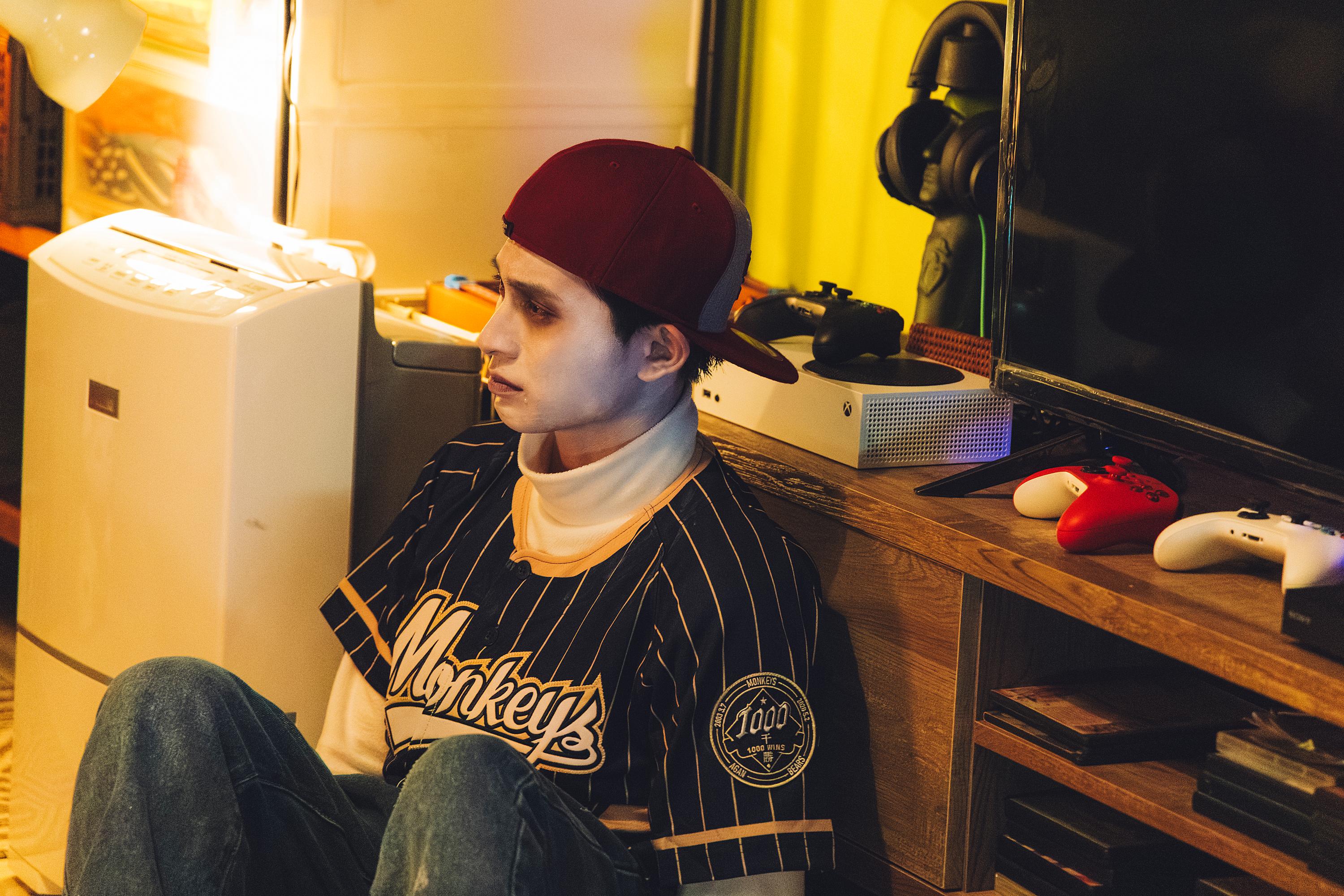 林暉閔飾演的鬼朋友樂子，使出全力拯救小游導致自己魂魄受重創。（圖／逆光電影股份有限公司提供）